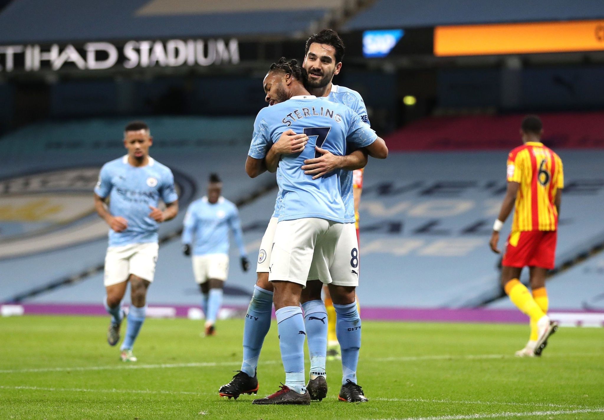 受到多种因 受到多种因